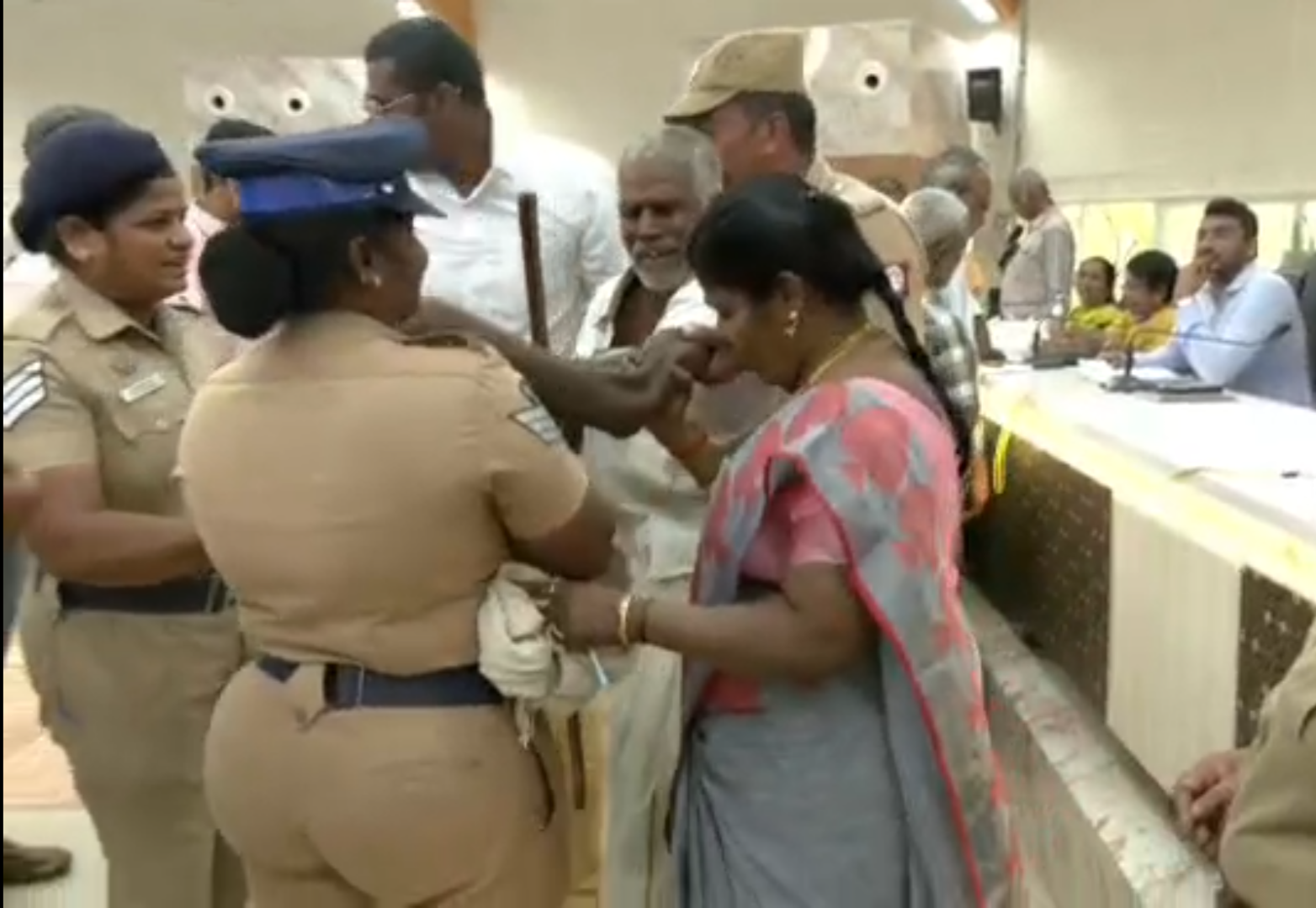 திண்டுக்கல் மாவட்டம் - 90 வயது முதியவர் தரையில் படுத்து அழுததால் பரபரப்பு