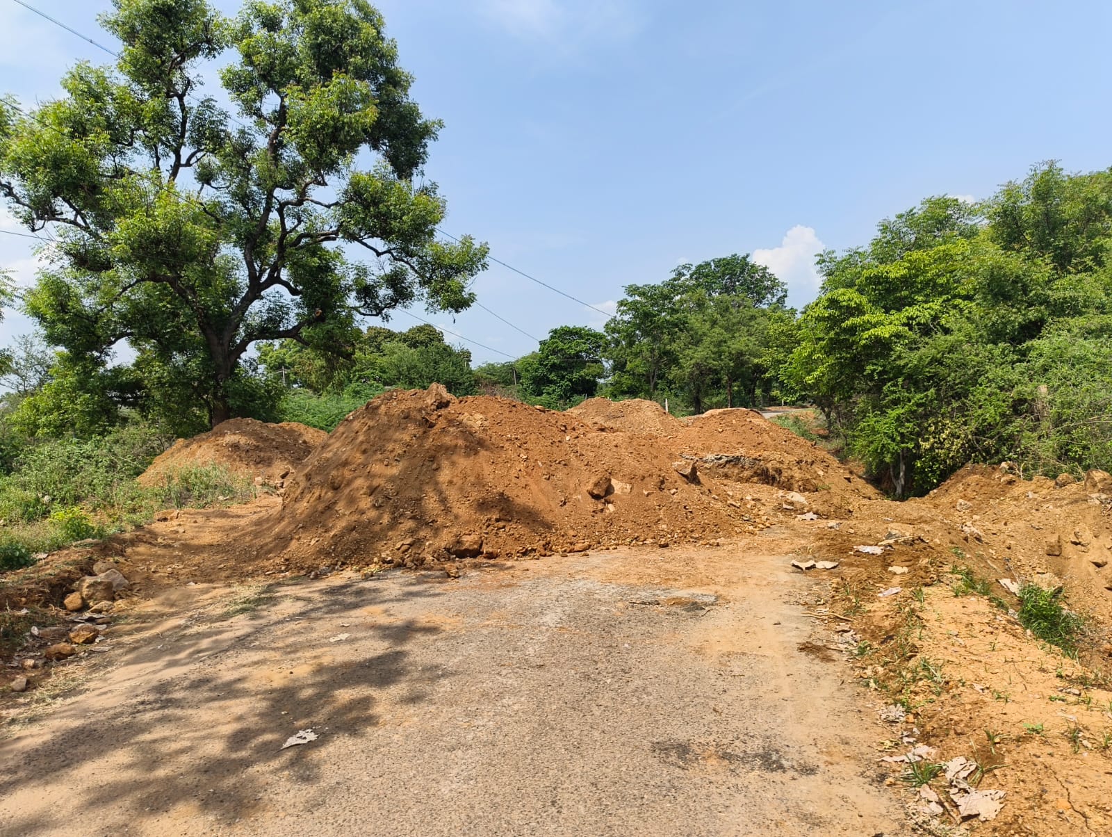 திண்டுக்கல் மாவட்டம் ரெட்டியார்சத்திரம் ஒன்றியம் பண்ணைப்பட்டியில் பாலம் கட்ட பல்லம் தோண்டப்பட்டதால் போக்குவரத்தில் சிக்கல்