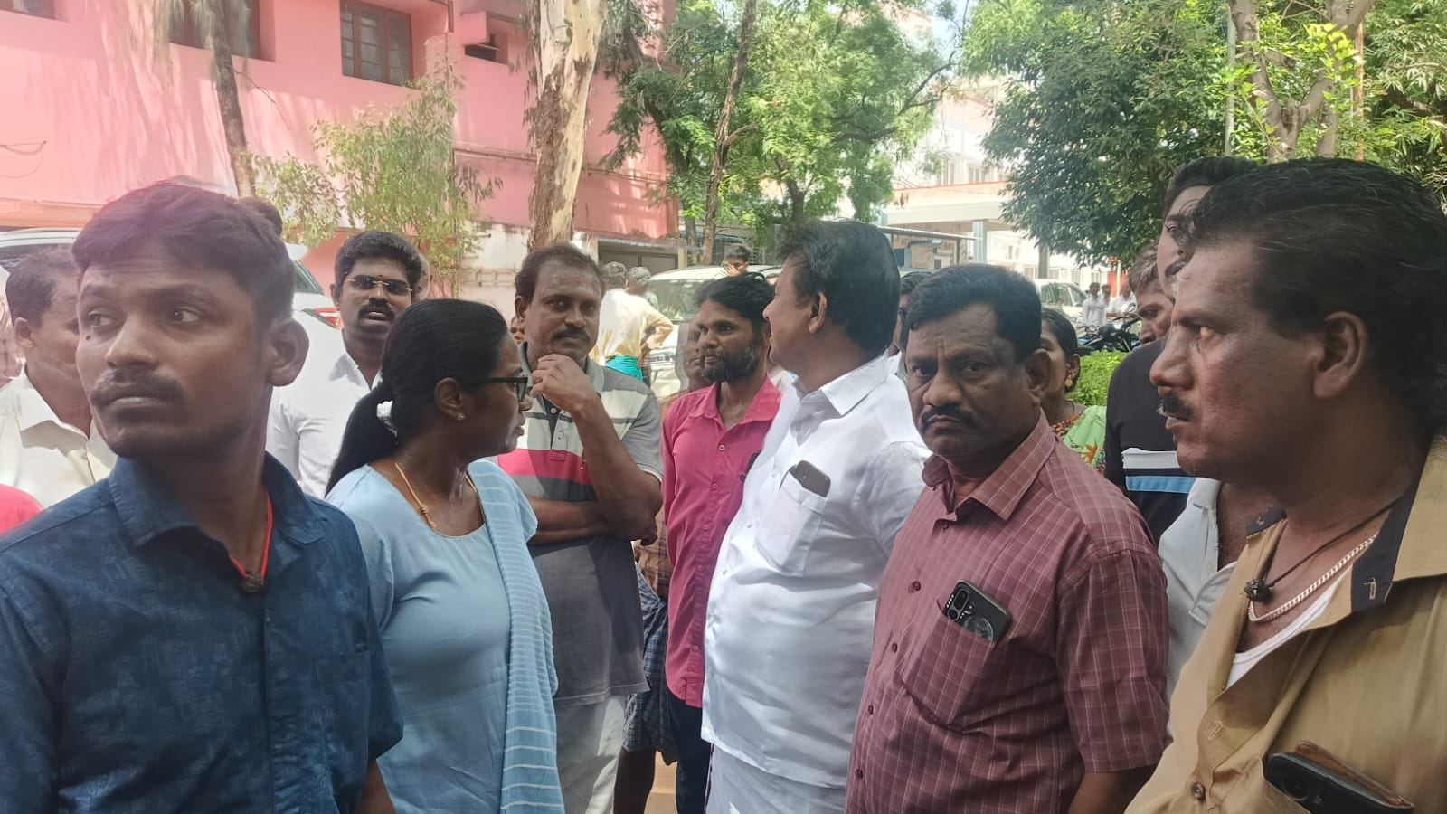 விருதுநகர் மாவட்டத்தில் ஏற்பட்ட விபத்தில் பாதிக்கப் பட்டவர்களுக்கு நேரில் சென்று ஆறுதல் கூறிய MLA கள்