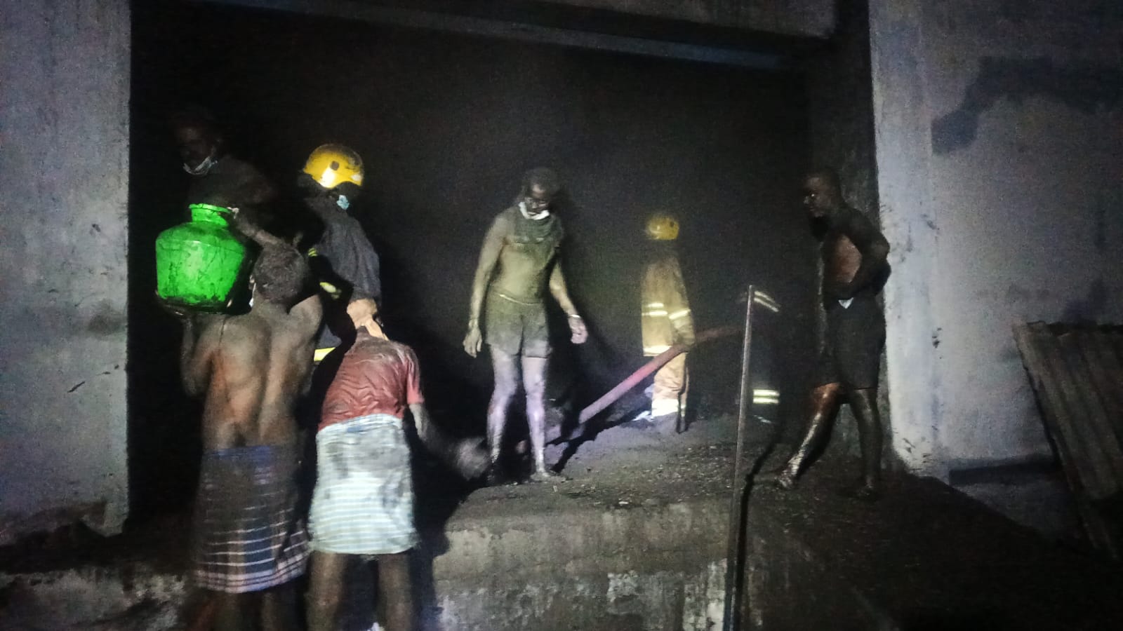 விருதுநகர் மாவட்டம் வெம்பக்கோட்டையில் தனியார் சொந்தமான கரி தூசி மில்லில் இடி விழுந்தது