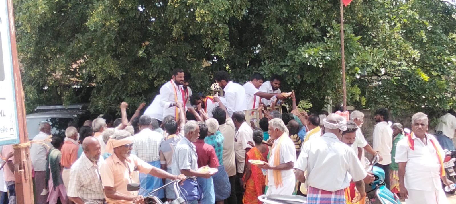 திண்டுக்கல் மாவட்டம் -  இடையகோட்டை தமிழக வெற்றி கழகத்தின் சார்பில் மாபெரும் அன்னதானம் நடைபெற்றது