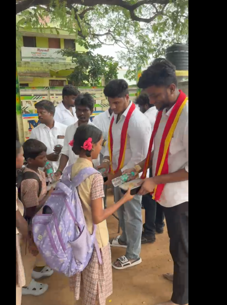 தேனி மாவட்டம், போடி மீனாட்சிபுரம் பேரூராட்சி அனைத்து பகுதிகளிலும் தமிழக முதல்வர் விஜய் பிறந்த நாளை முன்னிட்டு அன்னதானம் வழங்கப்பட்டது.