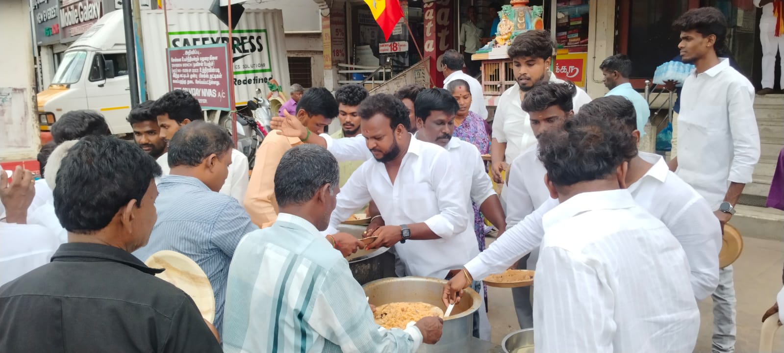 தேனி மாவட்டத்தில் தமிழக முதல்வர் ஜோசப் விஜய் அவர்களின் பிறந்தநாளை முன்னிட்டு சிக்கன் பிரியாணி அன்னதானம்