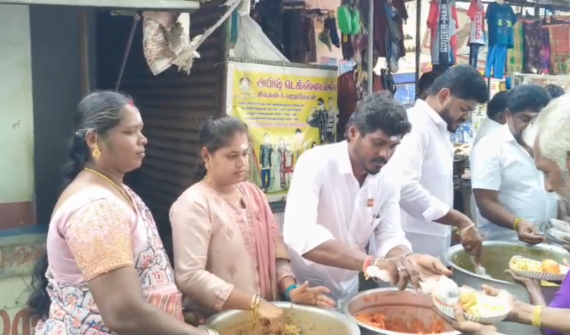 தேனி கிழக்கு ஒன்றியம் அப்பிபட்டி ஊராட்சியில் தமிழக முதல்வர் விஜய் பிறந்தநாளை கொண்டாடிய த.வெ.க வினர்