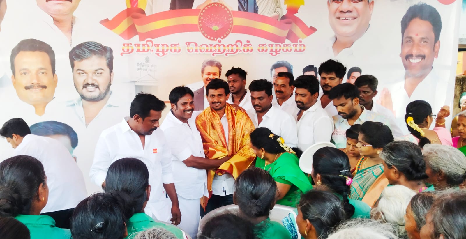 தேனி பெரியகுளம் ஒன்றியம் வடபுதுப்பட்டியில் தமிழக முதல்வர் விஜய் பிறந்தநாளை கொண்டாடிய த.வெ.க வினர்