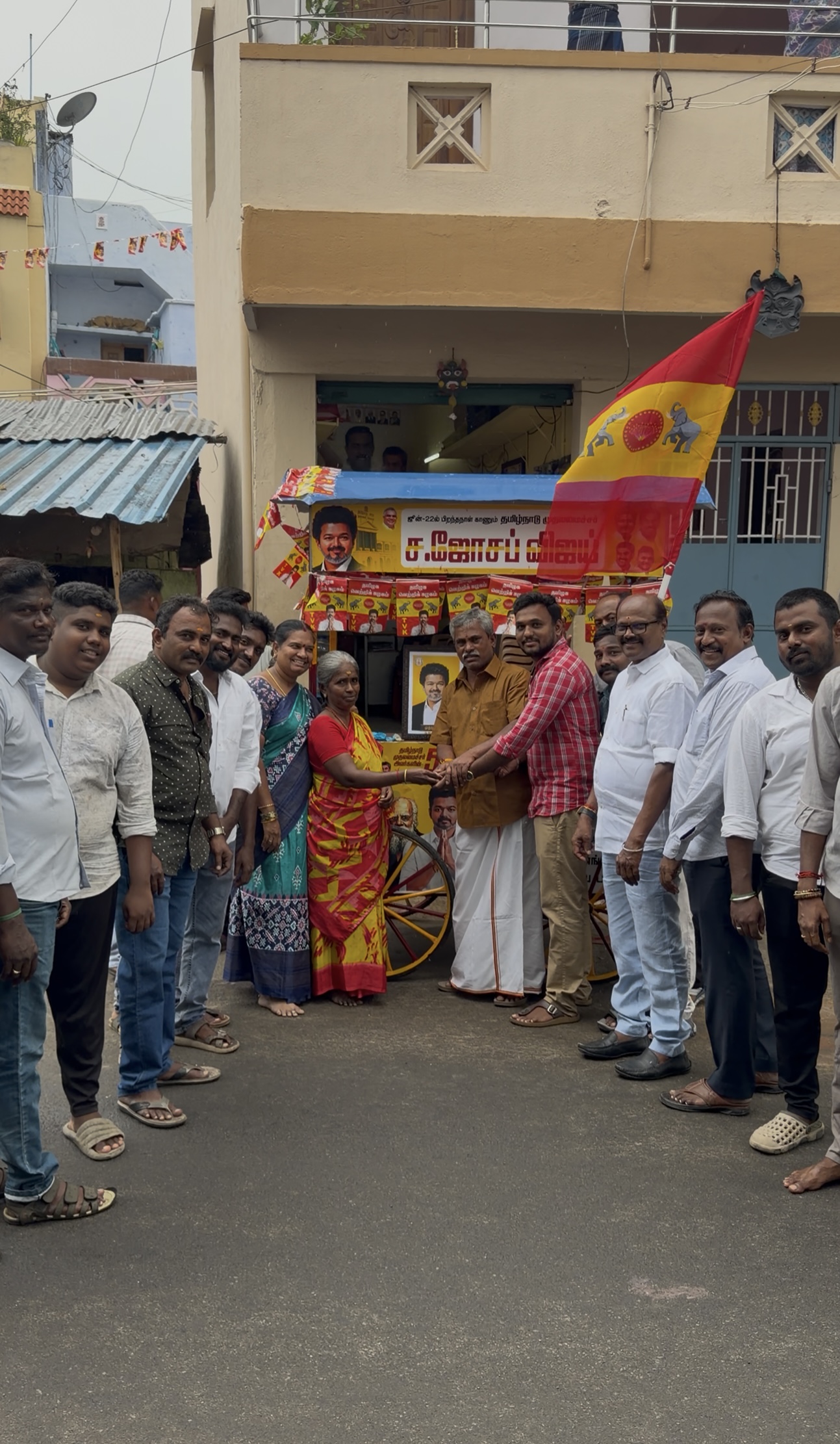 தேனி மாவட்டம் தேனி வடக்கு மாவட்டத்தில் தாயாருக்கு த.வெ.க புதிய தள்ளுவண்டி வழங்கும் நிகழ்ச்சி நடைபெற்றது
