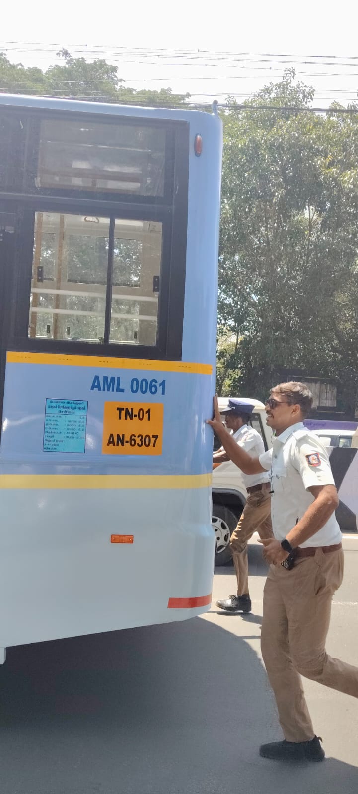 தமிழக அரசால் வழங்கிய புதிய அரசு பேருந்து புழுதாகி நின்ற நிலையில் காவல் துறையினர் தள்ளிச்சென்ற அவளம்