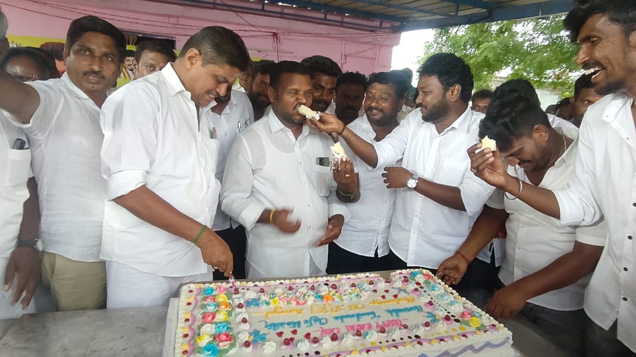திண்டுக்கல் மாவட்டம் ஒட்டன்சத்திரம் தொகுதியில் முதல்வர் விஜய் பிறந்த நாளை 52 கிலோ கேக் வெட்டி கொண்டாடிய தவெக வினர்
