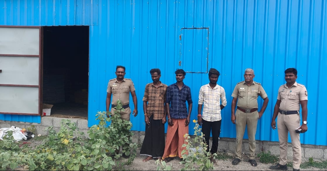 விருதுநகர் மாவட்டம் குண்டாயிருப்பு கிராமத்தில் சட்டவிரோதமாக பட்டாசு ஆலை நடத்தி வந்தவர்கள் கைது