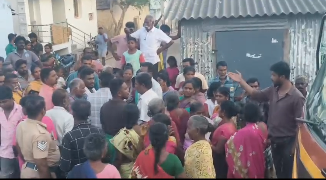 திண்டுக்கல் மாவட்டம் சித்தரேவு ஊராட்சியில்  குடிதண்ணீர் வராததால் பொதுமக்கள் சாலை மறியல்