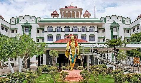 திண்டுக்கல் மாநகராட்சியில் சார்பாக புதிதாக பேருந்து நிலையம் கட்டுவதை கைவிட வேண்டும் என உயர் நீதிமன்றம் மதுரை கிளையில் மனு