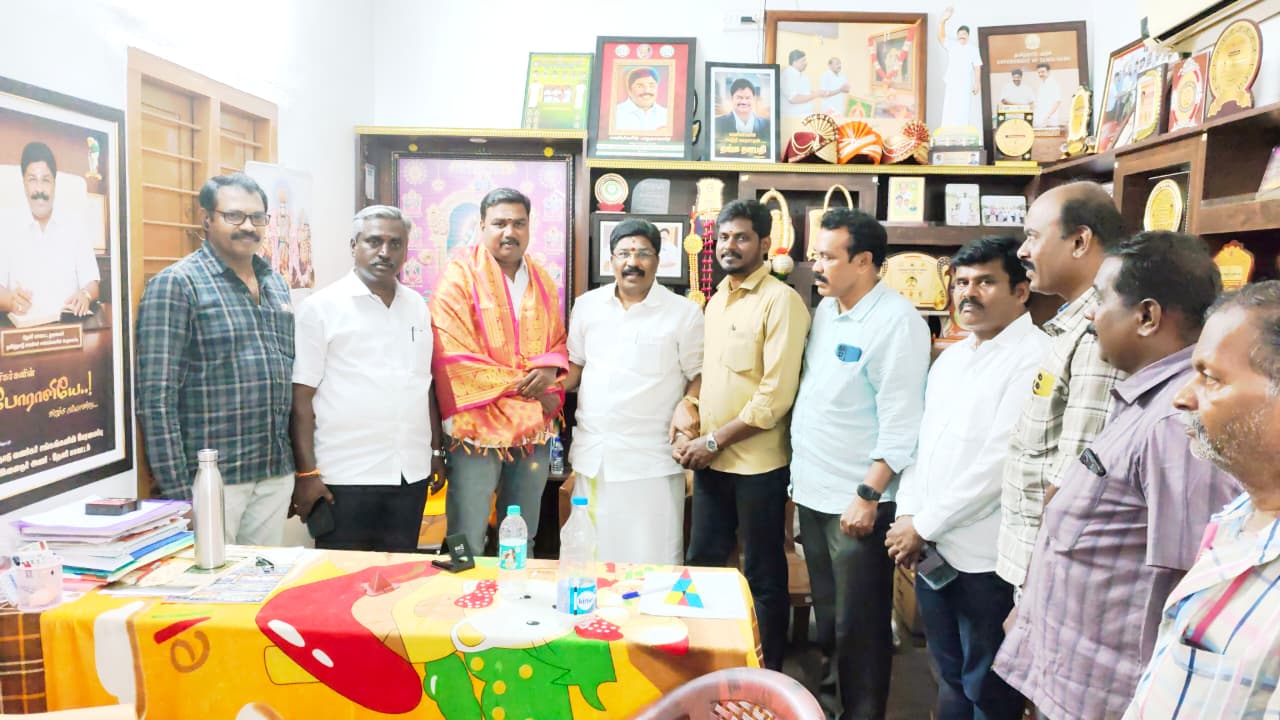 தேனி மாவட்ட வணிகர்கள் சங்கத் தலைவரை மரியாதை நிமித்தமாக சந்தித்த தமிழ்நாடு ஊடக மக்கள் சங்கத்தினர்