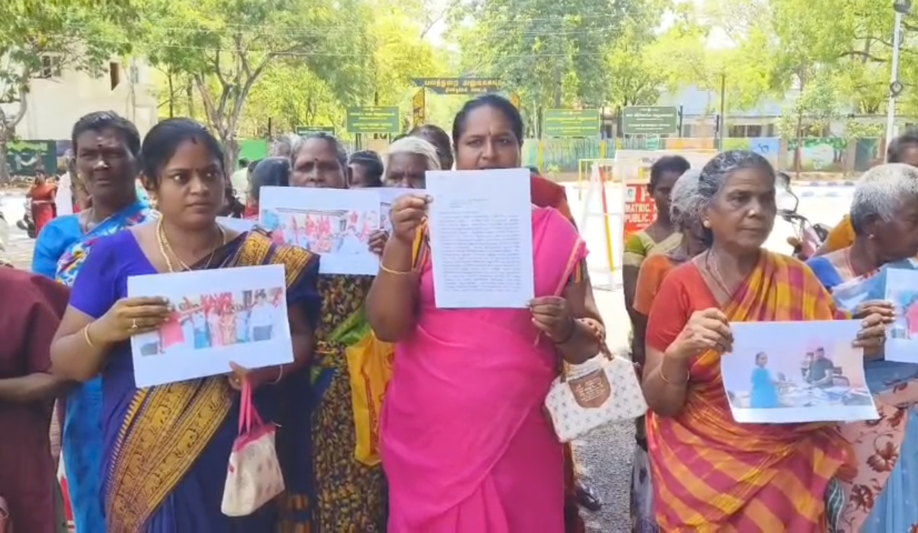 திண்டுக்கல் சுய உதவிக் குழு பெண்களிடம் ஏமாற்றிய தொண்டு நிறுவனத்திடம் இருந்து தங்களது பணத்தை பெற்றுத் தர வேண்டும் என பெண்கள் மாவட்ட ஆட்சியரிடம் புகார் மனு