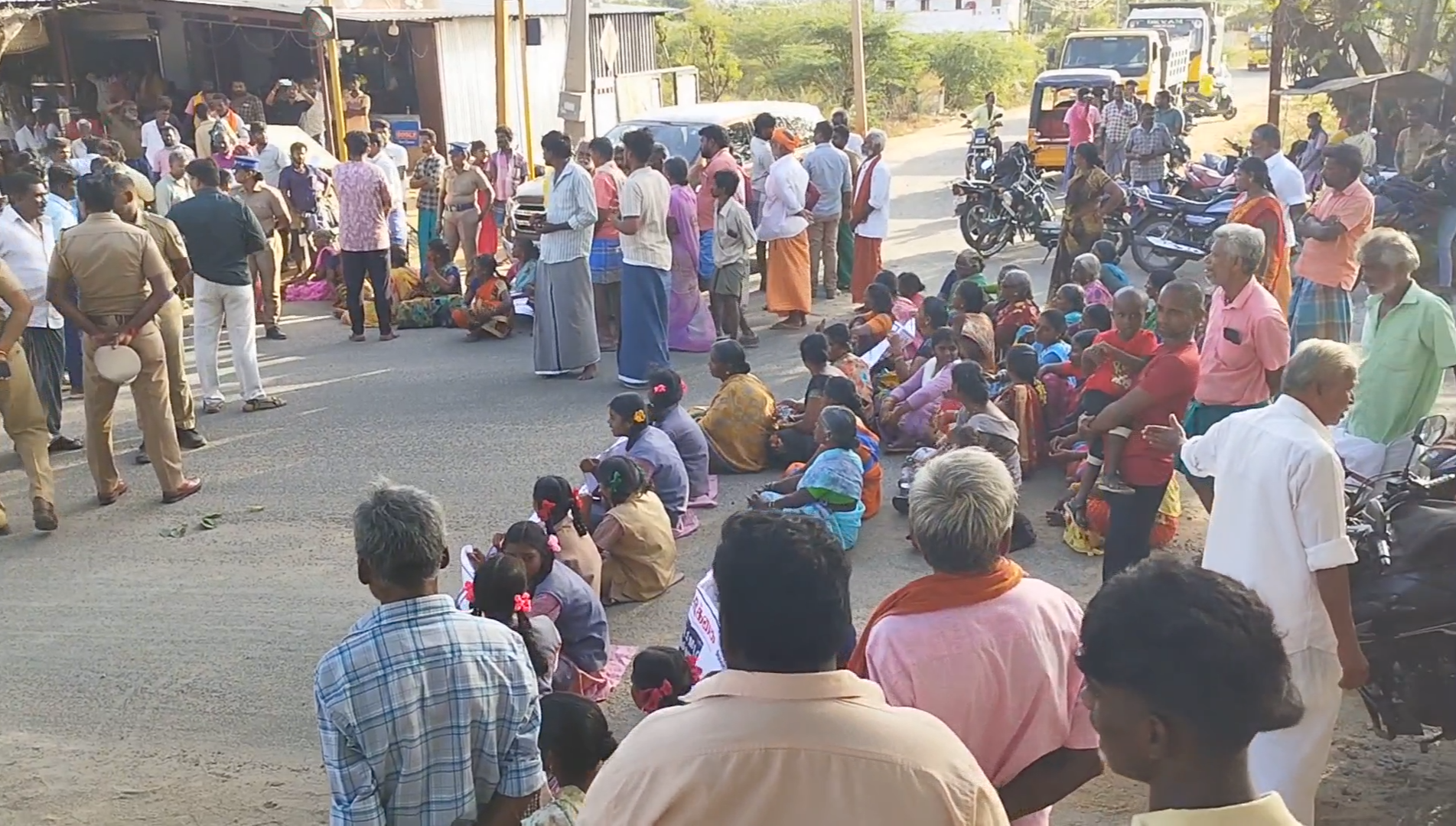 வத்தலக்குண்டு விருவீடு அருகே டாஸ்மாக் மது கடை அமைப்பதற்கு எதிர்ப்பு தெரிவித்து பள்ளி மாணவ,  மாணவிகள் பொதுமக்கள் திடீர் சாலை மறியல் போராட்டம்.