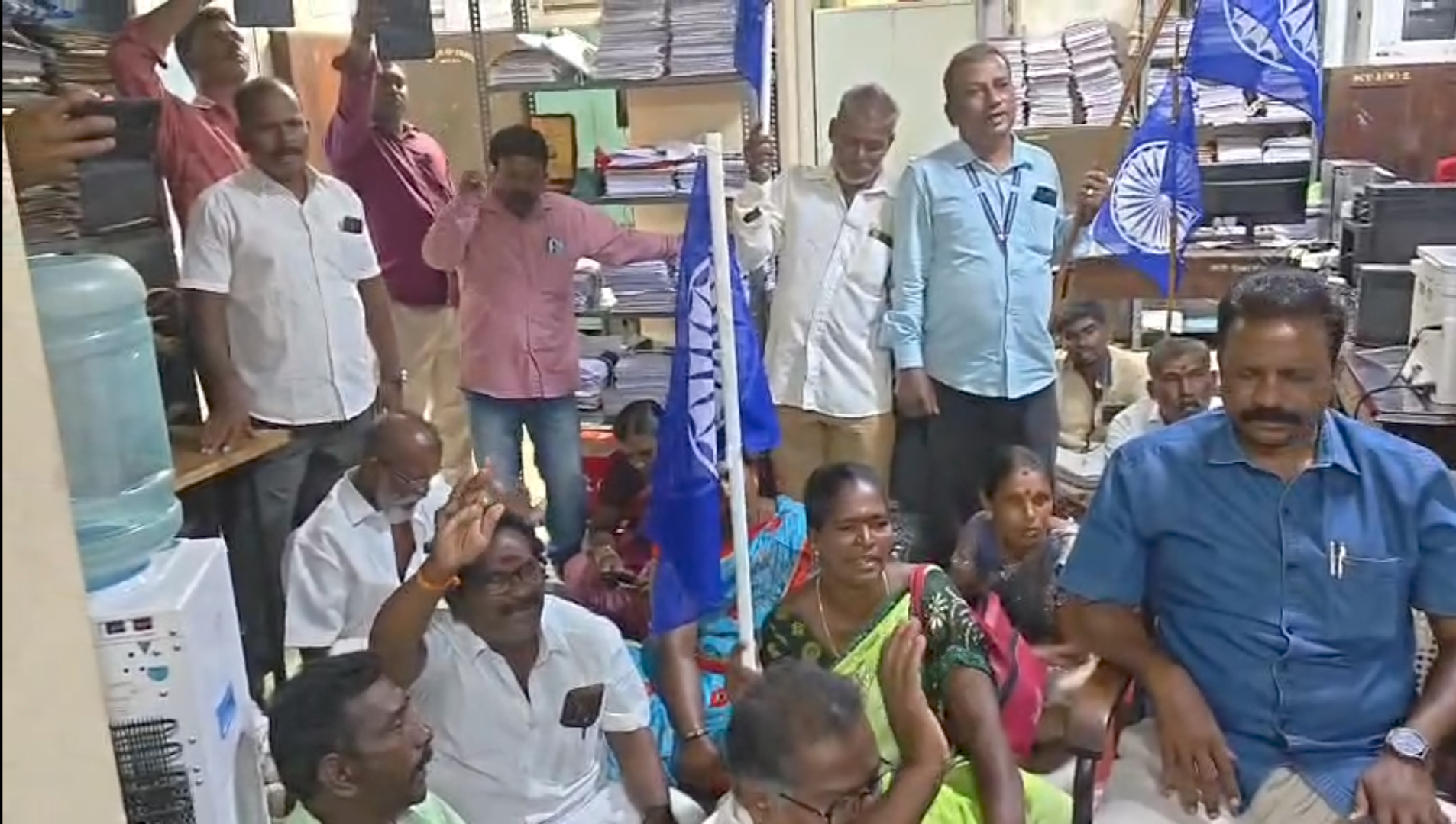 தூய்மை பணியாளர்கள் NCSC  அலுவலகம் முற்றுகையிட்ட இந்திய குடியரசு தொழிலாளர் சங்கத்தினர்