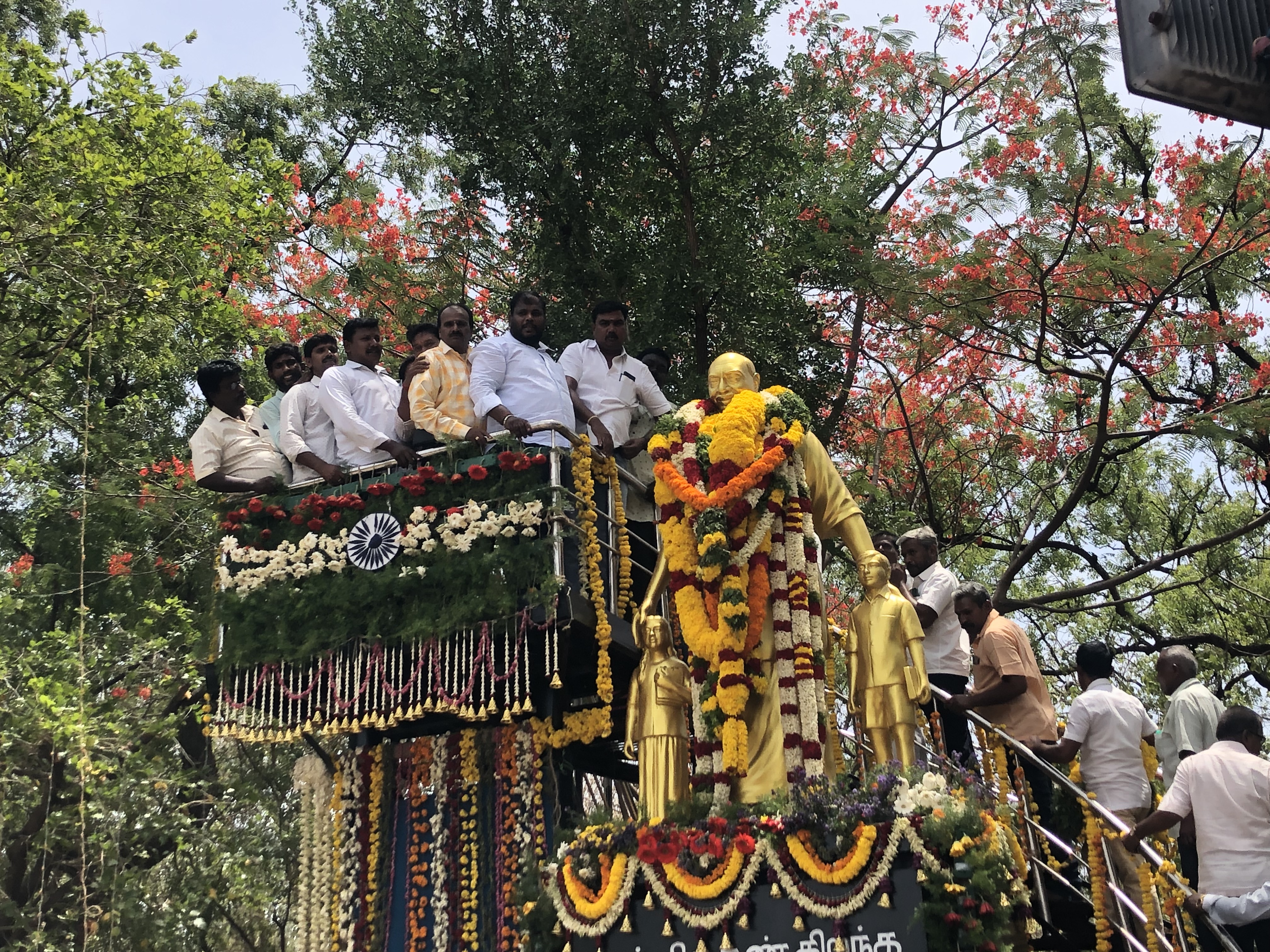 பெருந்தலைவர் காமராஜர் சிலைக்கு மாலை அனுவித்து மரியாதை செலுத்திய தேனி மாவட்ட தமிழ்நாடு ஊடக மக்கள் சங்கத்தினர்
