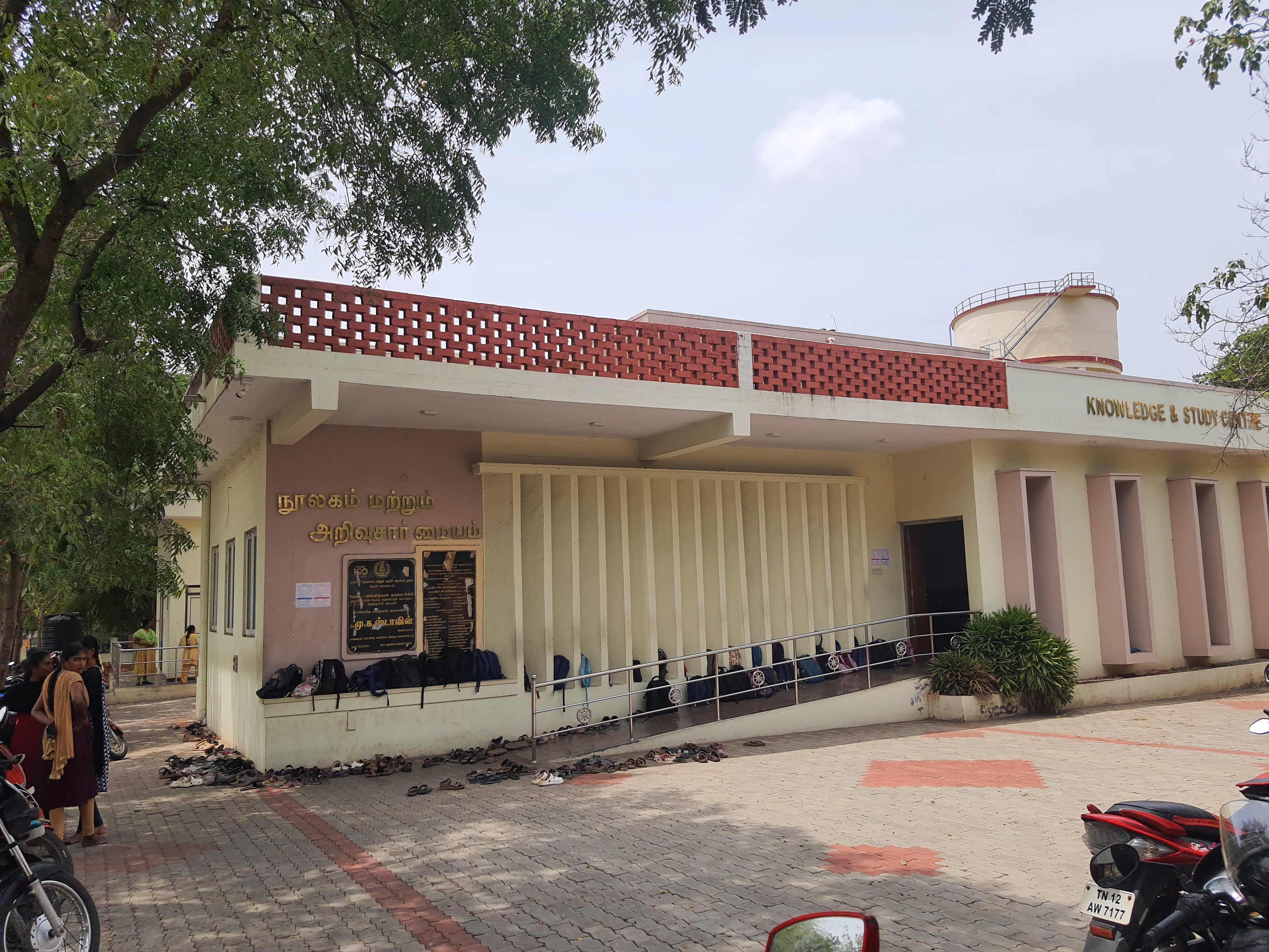 தேனி அறிவுசார் மையத்தில் மாணவர்களுக்கு அடிப்படை வசதிகள் ஏற்படுத்தித் தர மாணவர்கள் கோரிக்கை