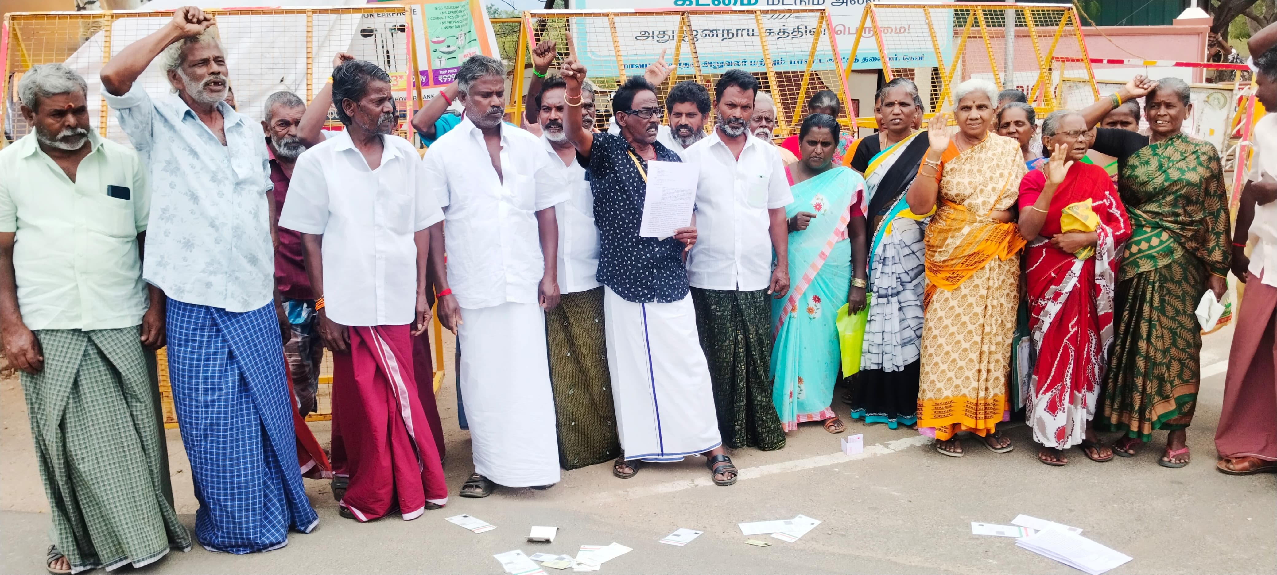 தேனி கலெக்டர் அலுவலகம் முன் ஆதார் ரேஷன் அட்டையை தரையில் எரிந்து சலவை தொழிலாளர்கள் ஆர்ப்பாட்டம்