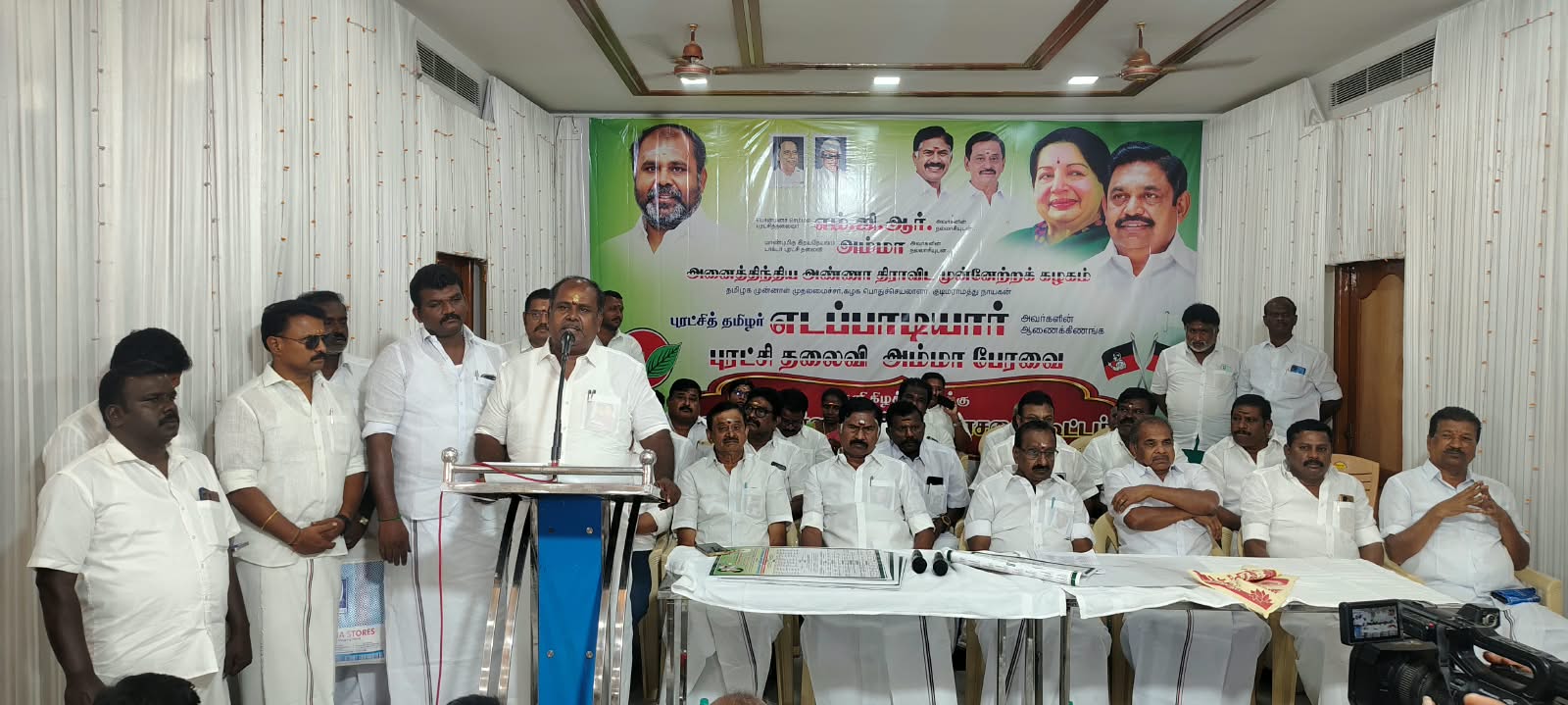 தேனி அருகே வீரபாண்டியில்  மாவட்ட அதிமுக புரட்சித்தலைவி அம்மா பேரவை  சார்பில் ஆலோசனைக் கூட்டம் முன்னாள் அமைச்சர் ஆர்.பி உதயகுமார் பங்கேற்பு;;