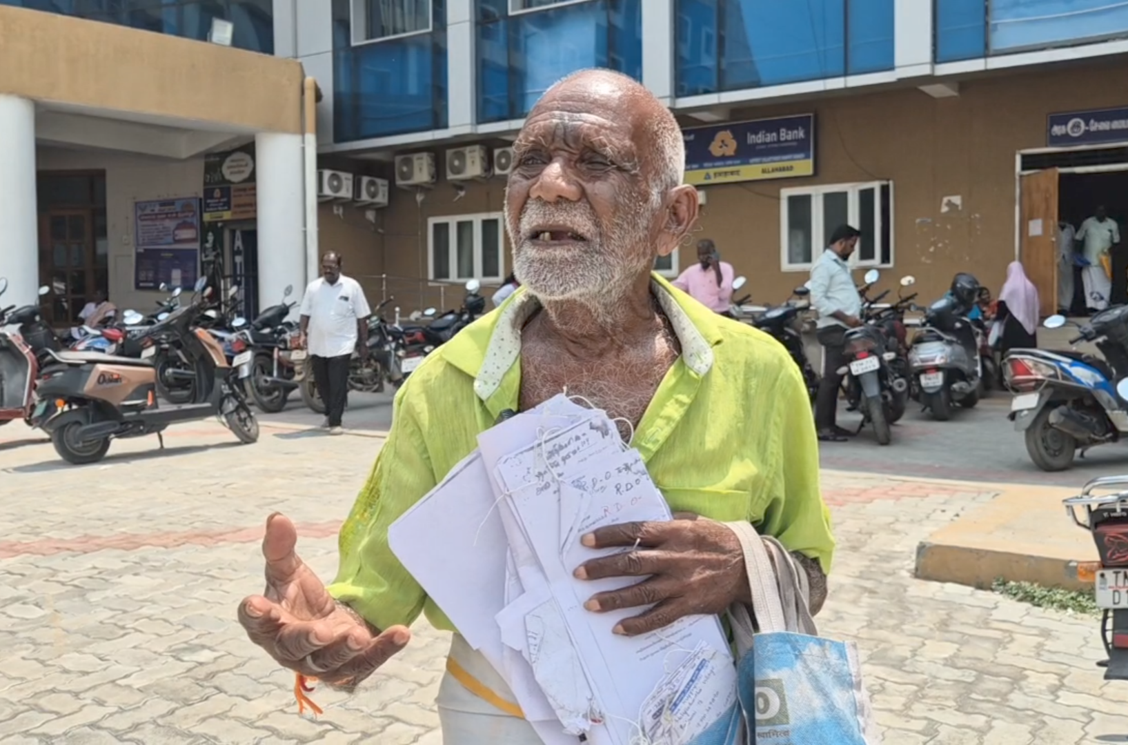 85 வயது முதியவர் பட்டா மாறுதலுக்காக ஆட்சியர் அலுவலகத்தில் மனு: உரிய நடவடிக்கை இல்லையெனில் உண்ணாவிரதம் இருக்க போவதாக அறிவிப்பு !