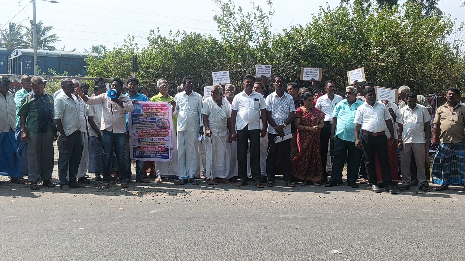 சேலம் டேனிஷ்பேட்டை ரயில் நிலையத்தில் அரக்கோணம் - சேலம் மெமு ரயில் நிறுத்த கோரி கண்டன ஆர்ப்பாட்டம் நடைபெற்றது