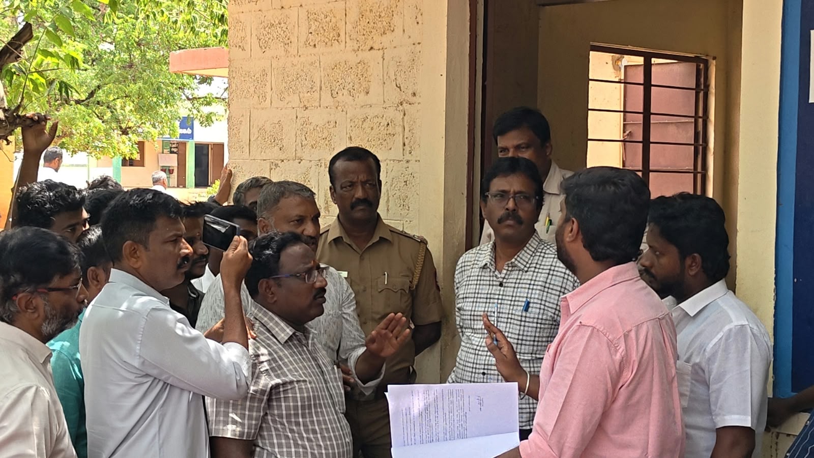 தேனி மாவட்டம் பி.சி.பட்டியில் இயங்கி வந்த CEOA பள்ளி நிர்வாகத்தில் கீழ் தங்களது குழந்தைகள் பயில வலியுறுத்தி மாவட்ட கல்வி அலுவலகத்தில் பெற்றோர்கள் ஆர்ப்பாட்டம்
